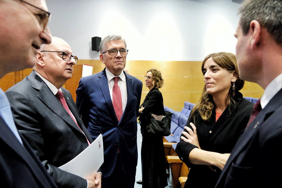 recercauniscat's tweet photo. 📍Inici del curs acadèmic 2026-2027

📢 La Universitat Ramon Llull celebra l'acte oficial d'inauguració del nou curs universitari amb la presentació de la memòria del curs anterior

📢La consellera Núria Montserrat tanca l'acte, acompanyada del rector Carles Pérez Trestor https://t.co/wOuFCuCS5V
