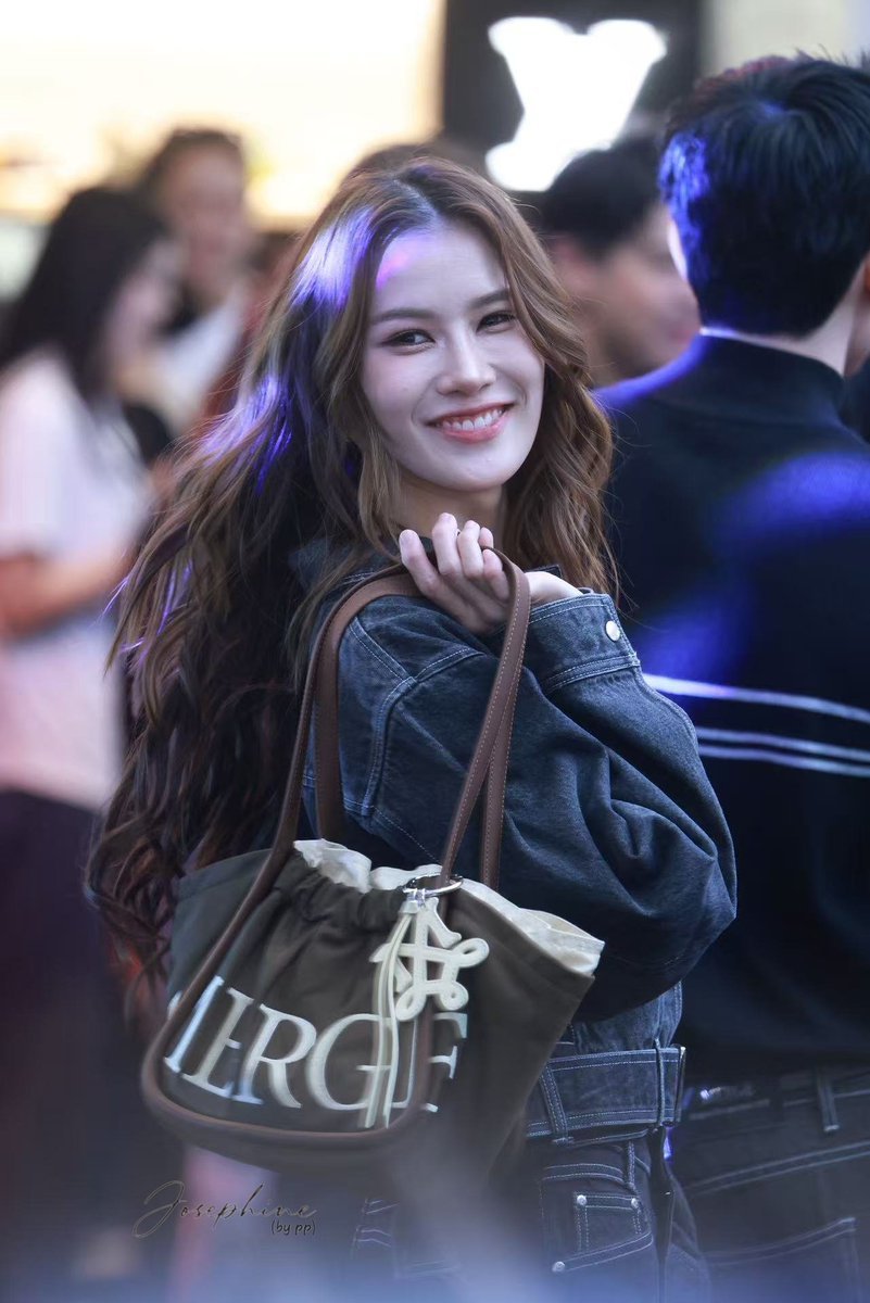 andaanunta_br's tweet photo. Tão maravilhosa 🤩 

ADLK X MERGE BIFW26
#SiamParagonBIFW2026xAndaLookkaew 
#andaanunta 
#อันดาลูกแก้ว https://t.co/V2o6TfaTdj