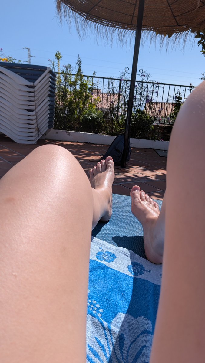 laraxnoll's tweet photo. Während ich meine Füße von der Sonne verwöhnen lasse, darfst du meine perfekten Füße aus der Ferne bewundern, Loser. ☀️👣 https://t.co/4ARLRqyk8B
