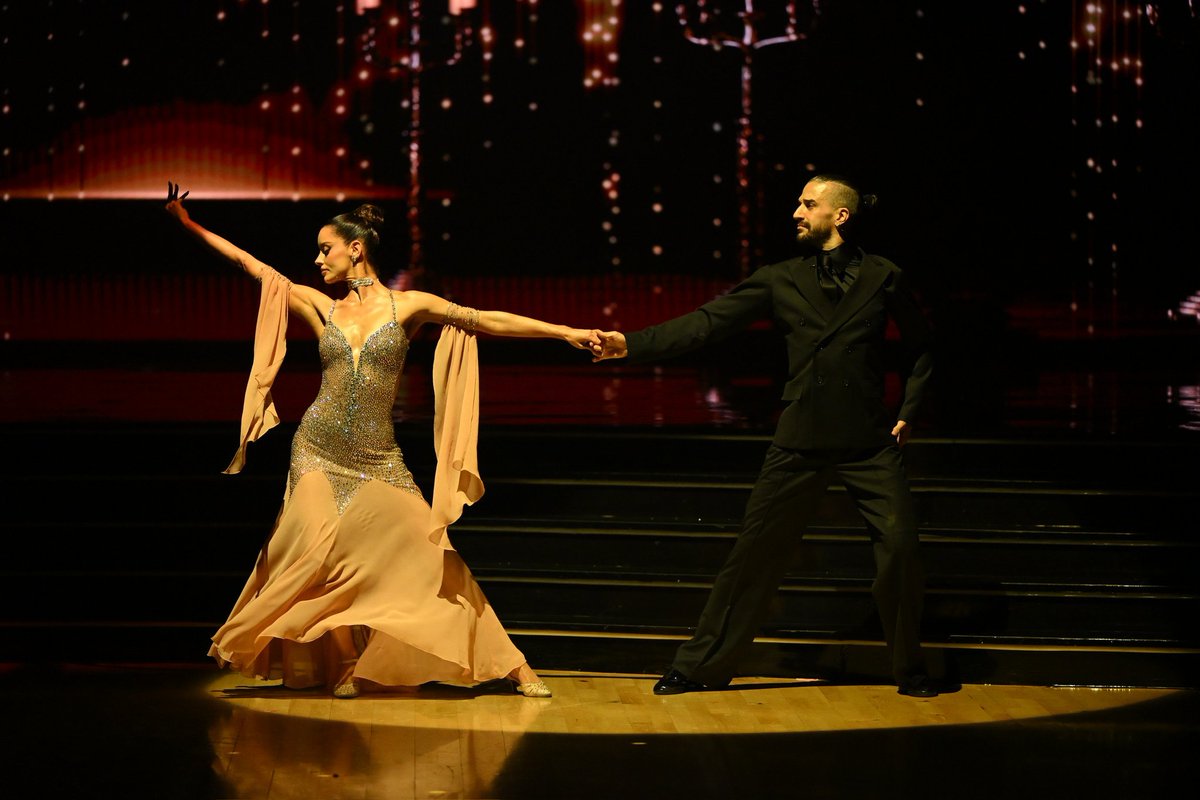 queenlice_'s tweet photo. Maura and Mark.. I'm not going to be able to get over this dance for a while, it was that smooth. My fav🥹🫠🩷 #dwts #teamtink https://t.co/himH2Frjrz