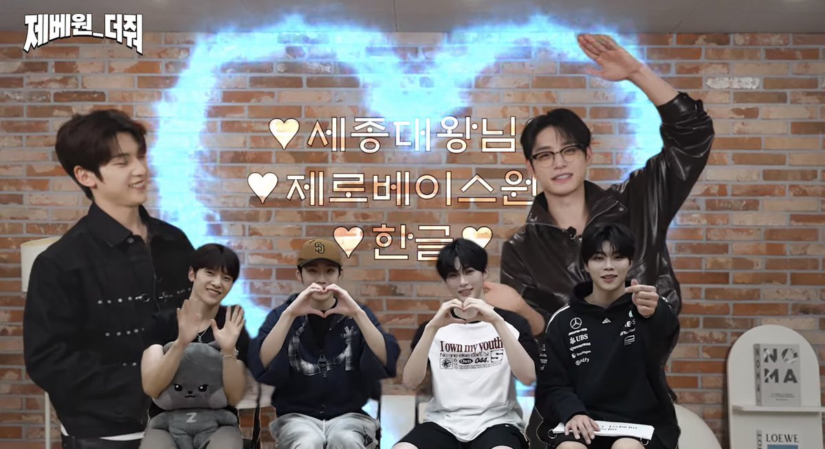 yulesoi's tweet photo. 한글날에 💙사랑해요 세종대왕님💙 외치는 남자들 입덕 https://t.co/fgHm2UZ5cn