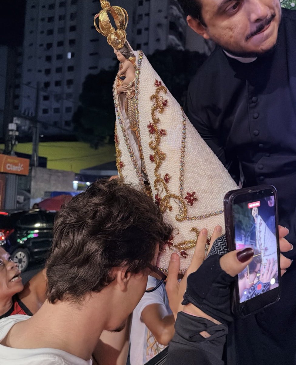 teusimteunao's tweet photo. que foto linda gente de verdade que menino abençoado!! viva Nossa Senhora de Nazaré ❤️ https://t.co/b25sQ6rVjp