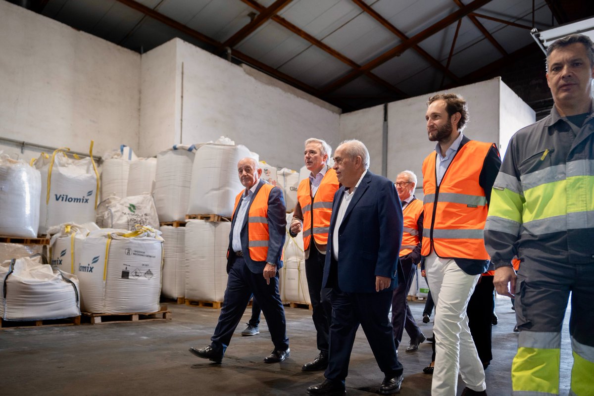Jorge_Azcon's tweet photo. Visitamos Agropienso, una cooperativa fundada en 1979 por un grupo de ganaderos de La Litera con el objetivo de fabricar conjuntamente sus propios piensos.

Hoy, con más de 45 años de trayectoria, aquella iniciativa se ha convertido en un grupo empresarial de referencia en la prestación de servicios al sector ganadero y agroalimentario del Alto Aragón.