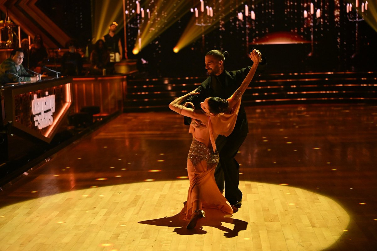 queenlice_'s tweet photo. Maura and Mark.. I'm not going to be able to get over this dance for a while, it was that smooth. My fav🥹🫠🩷 #dwts #teamtink https://t.co/himH2Frjrz