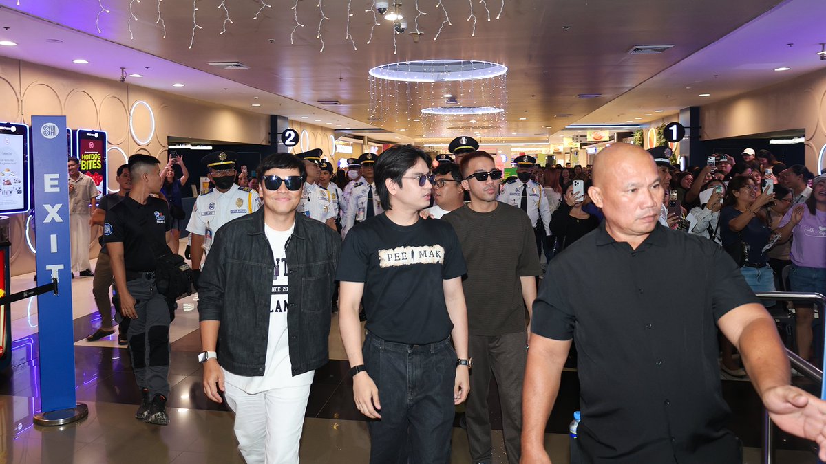 VIVA_Films's tweet photo. 'DI NAGPALAMANG ANG SM CITY BACOOR! 🤩🤩

Maraming salamat sa pagsama sa PEE MAK BARKADA! Kitakts tayo on October 14 sa sinehan 😎🍿

#PeeMakPH #PeeMakAngPaglibot https://t.co/XcukI6m52F