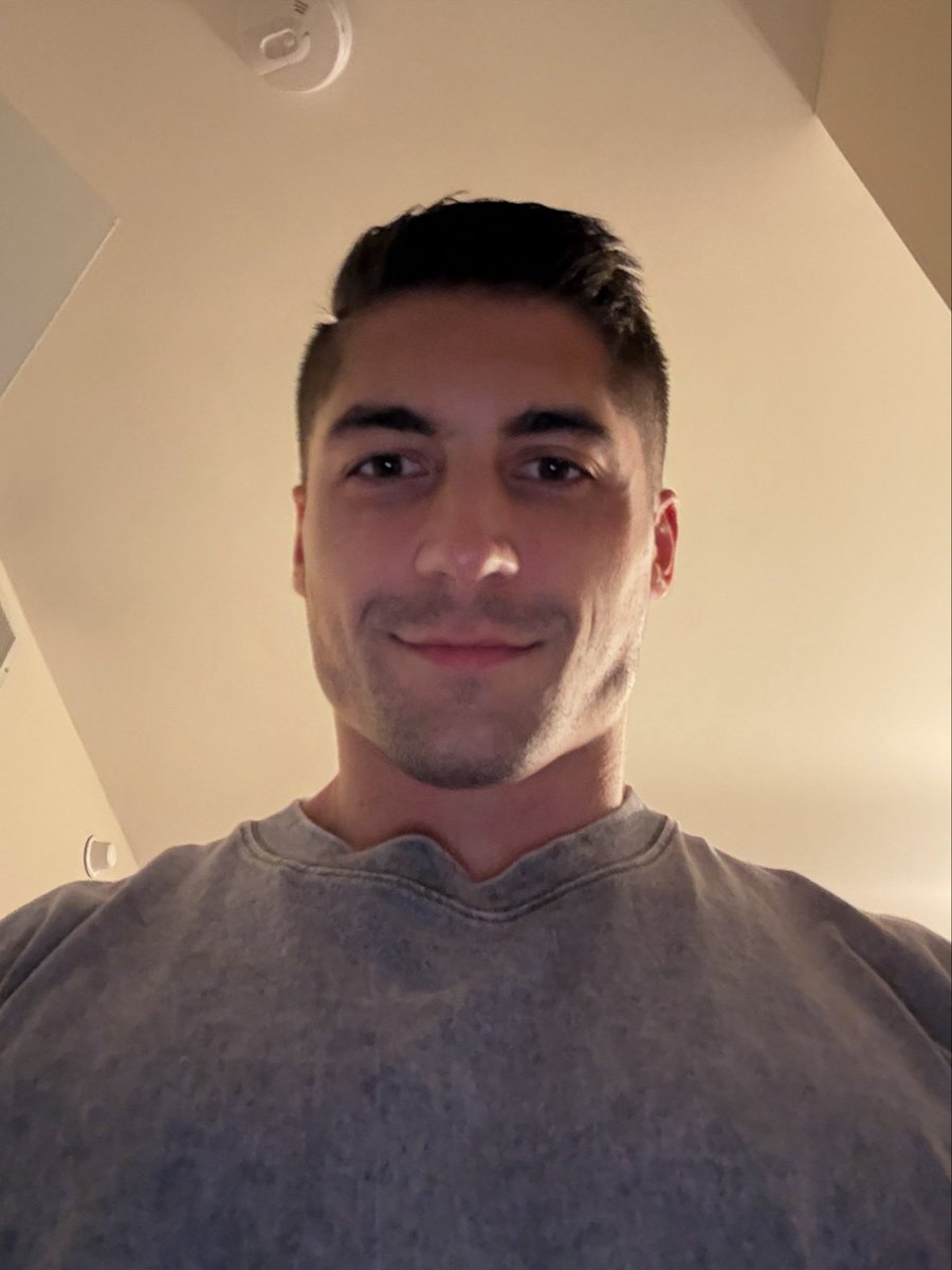 j592650's tweet photo. The face//the physique #nsfwtwt #abs https://t.co/8Qw7aPXJAp