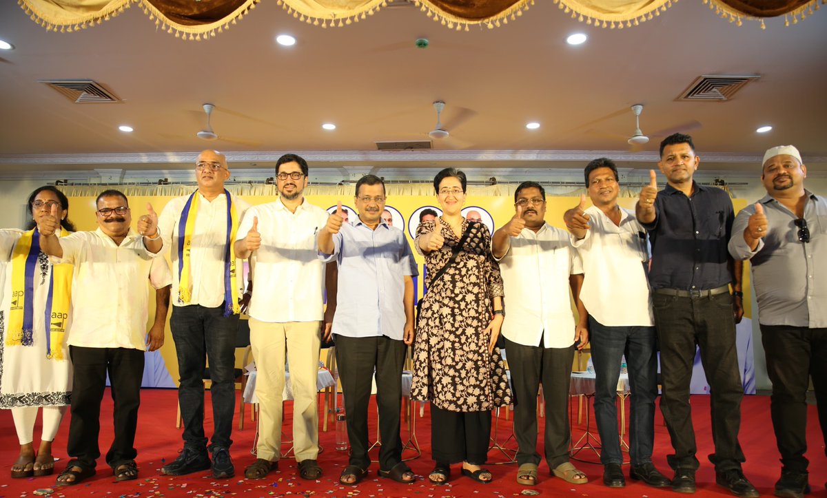 AAPGoa's tweet photo. Arvind Kejriwal's unveils his 6 Guarantees for Goa!

⚡24/7 electricity and free 300 units for every Goan
👩Rs 3000/month for every woman
🏥 Rs 10 Lakh Health insurance to every family
🚫 Section 39 A to be scrapped within a month
🚌 Free Bus Travel for all women
🏟️Sports ground in every village

It's time to end the BJP-Congress Joint Venture