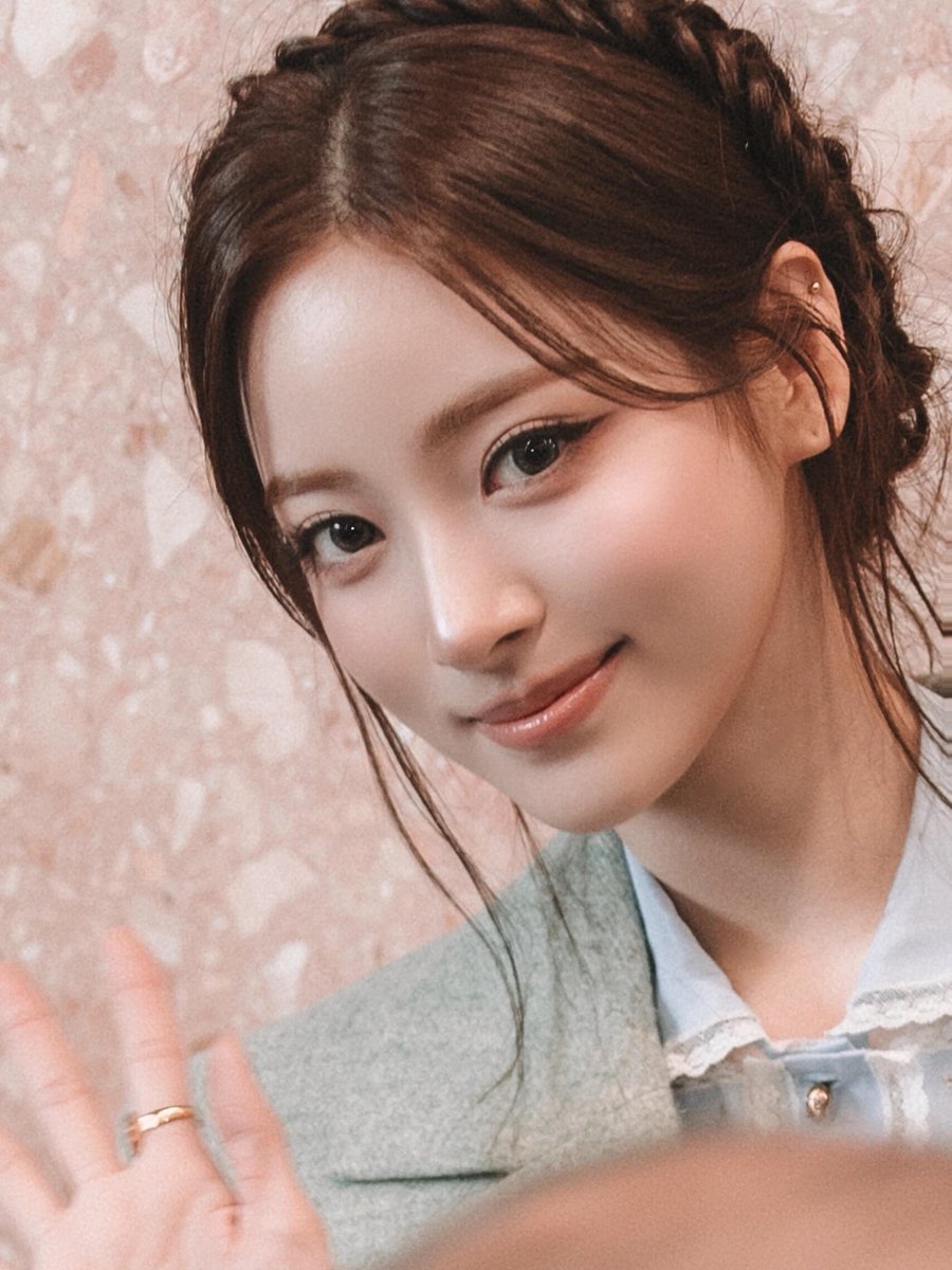 chzmd74689's tweet photo. Chloé秀场的Anna😻还有新图🥺
#ANNA 
#ANNAxCHLOÉ
#MEOVV #미야오 #ANNA #안나 https://t.co/mT0mizaUFH