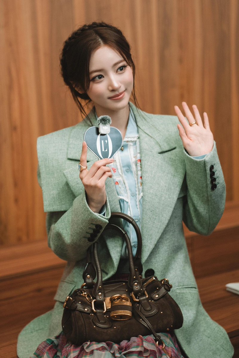 chzmd74689's tweet photo. Chloé秀场的Anna😻还有新图🥺
#ANNA 
#ANNAxCHLOÉ
#MEOVV #미야오 #ANNA #안나 https://t.co/mT0mizaUFH