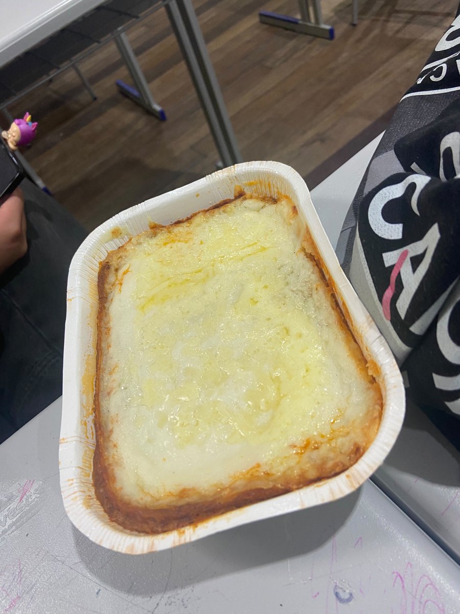abgg1y's tweet photo. PÓsso comer lasanha na escola 8 da manhã https://t.co/Zr2re3f1X7