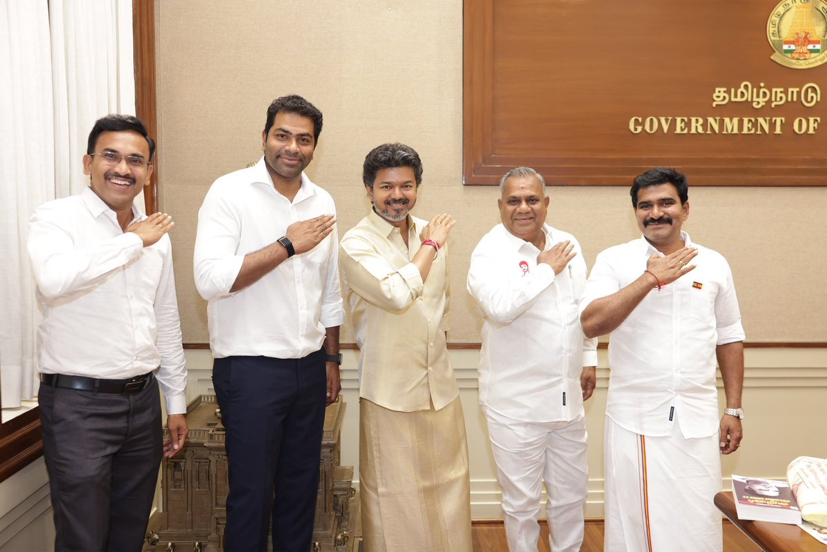 Yokesh_msd's tweet photo. @TVKVijayHQ ஒரு பேரே.… வரலாறு! 🔥 https://t.co/v2DhK0CyWh