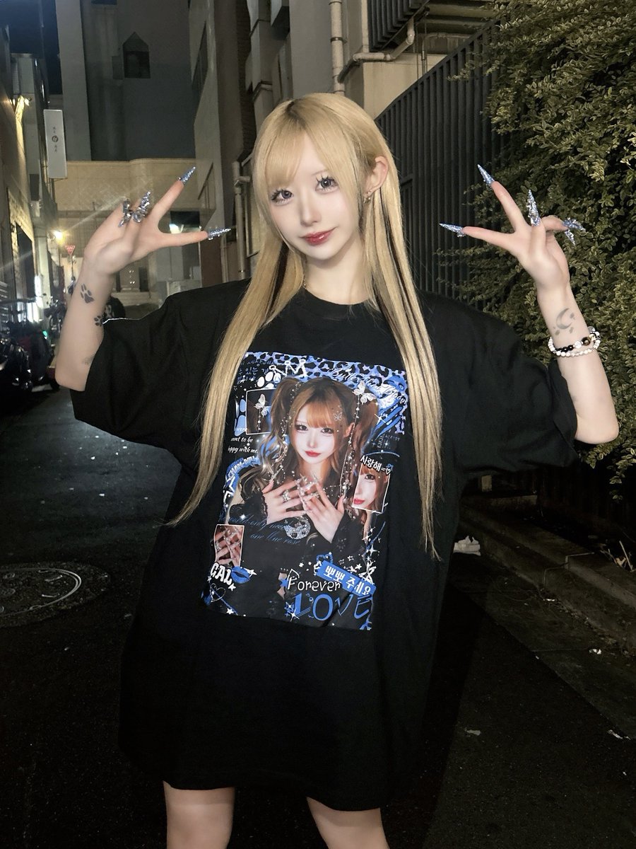 AZATOY_chanmiu's tweet photo. ギャルお姉さんの最強ギラギラネイルと可愛いTシャツみてー！♡♡ https://t.co/NOR0e9HiUX
