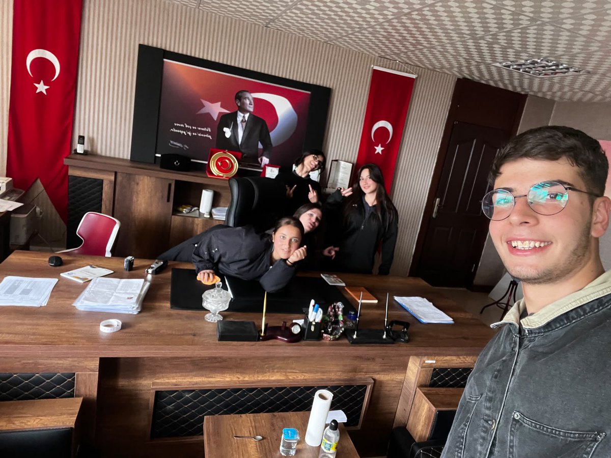 starlitsea8's tweet photo. Biz birilerimiyiz acaba??? https://t.co/y42YAWZdDg