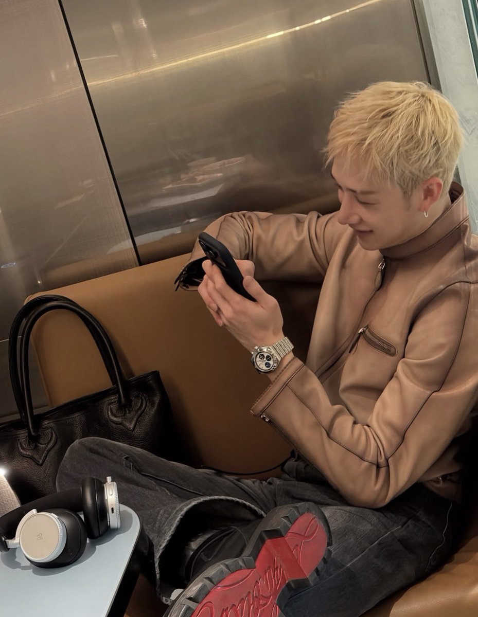juridicobangchn's tweet photo. chan showing off his red bottoms😭😭 https://t.co/iWrjoAMspo