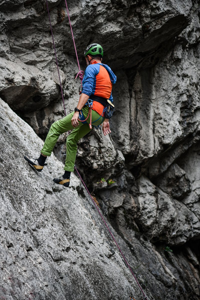 ElenaLinwofsgy's tweet photo. [Hoy subí a un lugar alto para escalar, y aunque tenía miedo, conté con la ayuda de personas expertas. Aprendí mucho sobre la naturaleza y quiero compartir estas experiencias contigo!]， https://t.co/dR0dQbkeVf