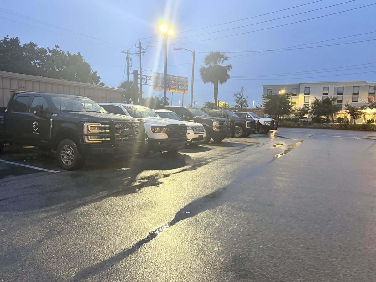 ChrisHallWx's tweet photo. Waffle House in Gulf Breeze, FL is closing at 2pm today, and it is absolutely packed house https://t.co/R1ZdFXayxW