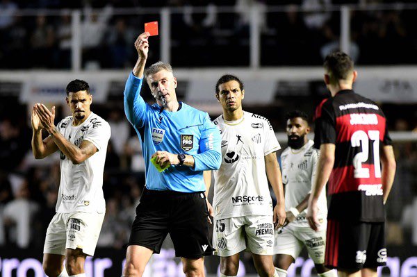 golsdobrasil1's tweet photo. 🚨 VITOR BIRNER DETONA A ARBITRAGEM EM SANTOS X FLAMENGO!

“Se não fosse a arbitragem, o Flamengo teria vencido o Santos. O primeiro pênalti é um ‘neopênalti’, é uma destruição à essência do jogo. É uma agressão à essência do jogo, porque o jogador, Jorginho, não tem o que fazer com o braço. Ele cai naturalmente, não quer colocar a mão na bola, até tenta evitar.

O segundo pênalti, desculpa o termo, é ridículo. É ridículo. Porque tem um toque do Luiz Araújo no pé do Gabigol, o Gabigol ainda dá um passo antes de dobrar o joelho e cair. É claro que ele se jogou no chão. É claro.”

🎙️ Vitor Birner, na ESPN
📸 Reprodução | Marcos Ribolli