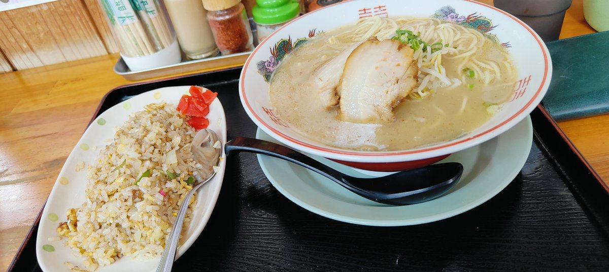 acalanatha_mo's tweet photo. 鹿児島ラーメン
半チャーハンを添えて✨ https://t.co/0hHxR4OUdj