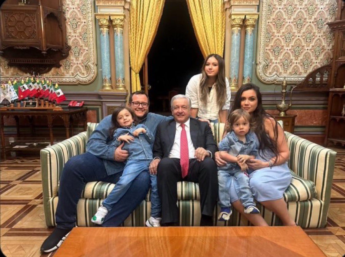 LeonV3ga's tweet photo. @lopezdoriga @Ruben_Cortes López detesta a la clase media porque tiene todo lo que él nunca tendrá: educación, dignidad, hijos honrados, familia unida, vida sin rencores ni envidias, ausencia de complejos personales, aspiraciones y superación personal.

Este parásito nunca debió llegar tan lejos. https://t.co/piftLCpjU5