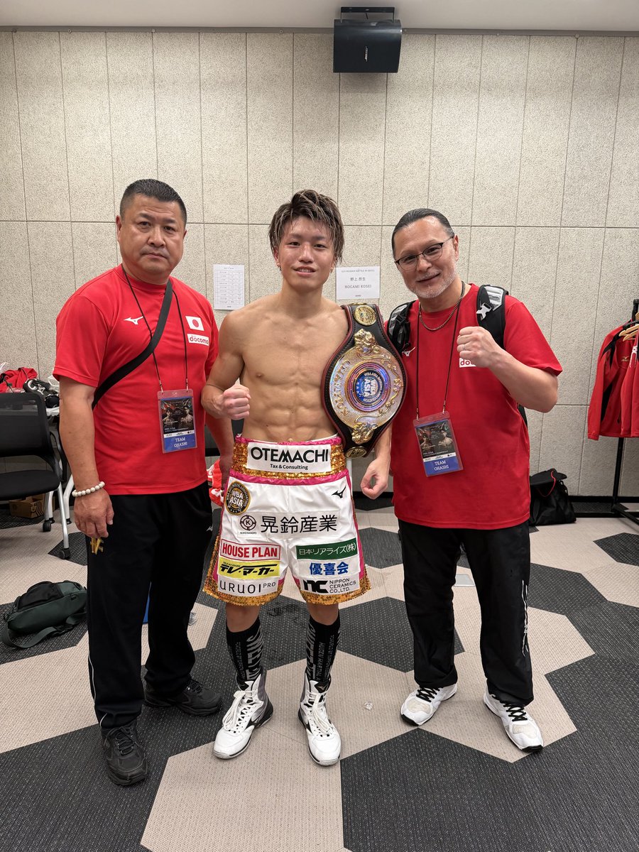 taku_kuwahara44's tweet photo. WBAアジアスーパーフライ級チャンピオンになることができました！
日本から韓国まで応援来ていただいた方、日本からの応援でパワー送っていただいた方、本当にありがとうございました！
何より、この試合に駆けつけてくれ、サポートしてくれた陣営の皆さんに感謝です。 https://t.co/Jy2FAshpD6