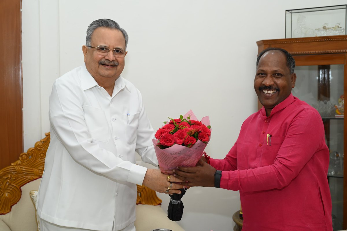 drramansingh's tweet photo. रायपुर स्थित निवास स्पीकर हाउस में झारखंड भाजपा के नवनियुक्त संगठन महामंत्री श्री पवन साय जी से आत्मीय भेंट हुई।
इस अवसर पर उन्हें नवीन दायित्व के लिए हार्दिक बधाई एवं शुभकामनाएँ दीं। साथ ही संगठनात्मक विषयों सहित विभिन्न महत्वपूर्ण विषयों पर सार्थक चर्चा हुई। https://t.co/AW24Npn61m