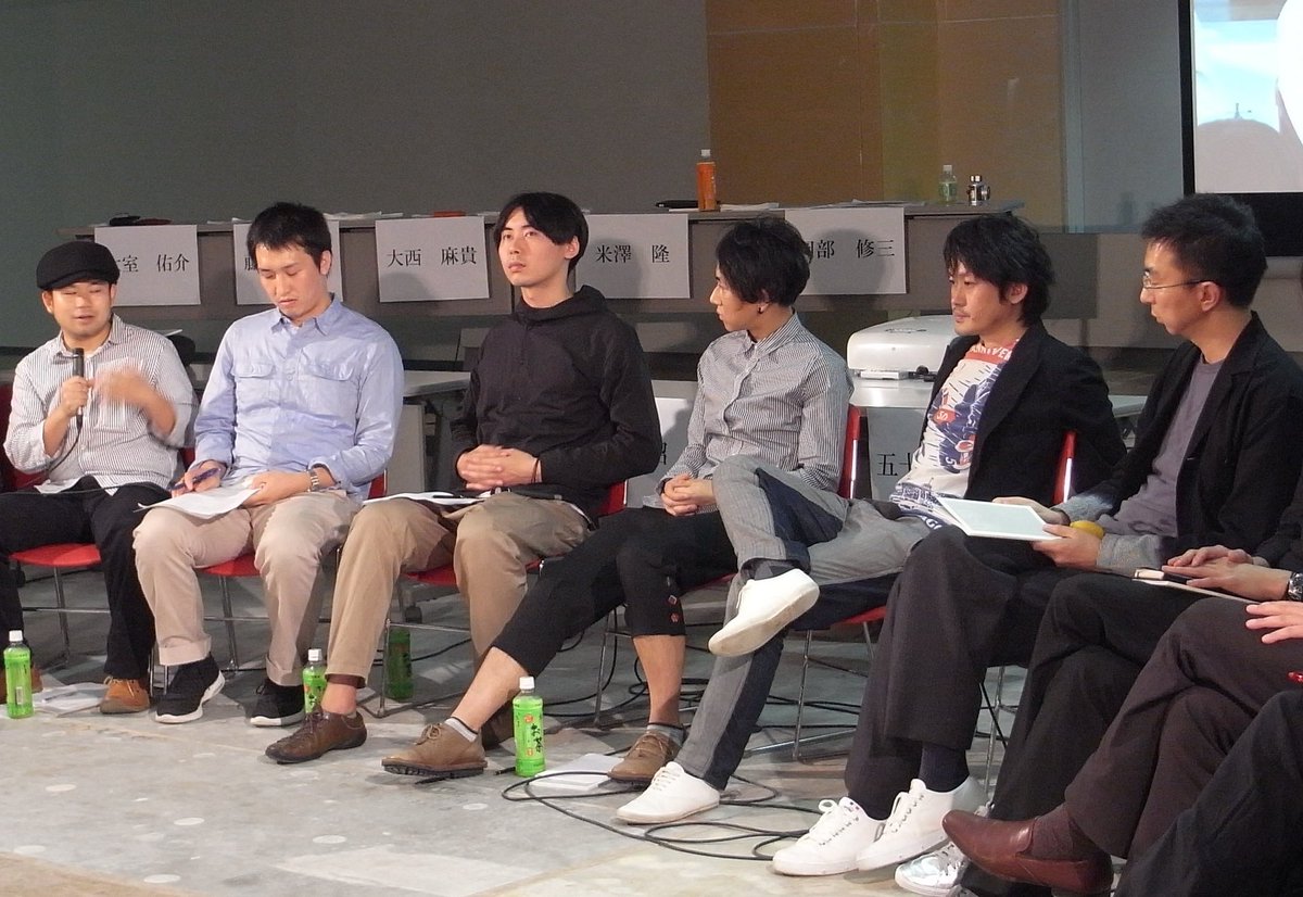 yonezawatakashi's tweet photo. 16年前の写真。

右端が30代の藤本壮介さん。
左端が20代の僕。

藤本壮介さんが、先輩建築家たちに後押しされながら躍進していったように、
僕自身も藤本壮介さんをはじめ、上の世代で活躍する建築家の方々に見出していただき、議論を交わし、交流を重ねるなかで育てていただきました。

そうした継承と育成の連鎖こそが、日本が「建築界のノーベル賞」ともいわれるプリツカー賞の最多受賞国であることをはじめ、世界の建築界で日本の建築家が継続的に活躍してきた背景のひとつなのだと思います。

そして大阪・関西万博で、藤本壮介さんが若手建築家20組を起用したことも、まさにそうした日本建築界の文化を象徴する出来事だったのではないでしょうか。

次は、僕たちがさらに若い世代へとバトンを渡していかなければならない。

そう思うと、身が引き締まります。