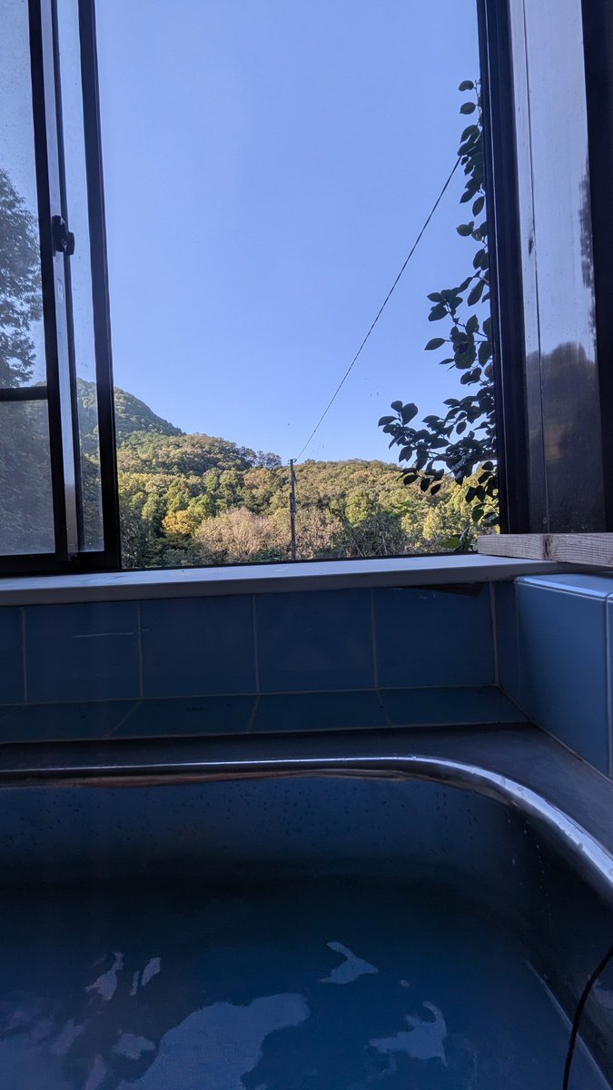 Ransyunhan's tweet photo. そういや新居で
初めて湯船に入りました
給湯器壊れてるので
水張って常温にして
そこから忘れてた
電熱器で温めて､､､

ポカポカしましたー
(湯槽が熱逃げないようで楽⸜( ᐛ )⸝ https://t.co/iIJy5Z7K7J
