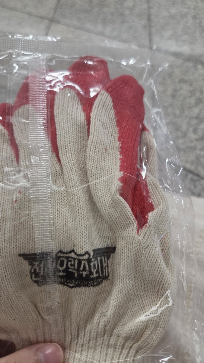 H2SO4OO's tweet photo. 아니근데 이 굿즈 어디다 써요 https://t.co/HRBijuuMh1