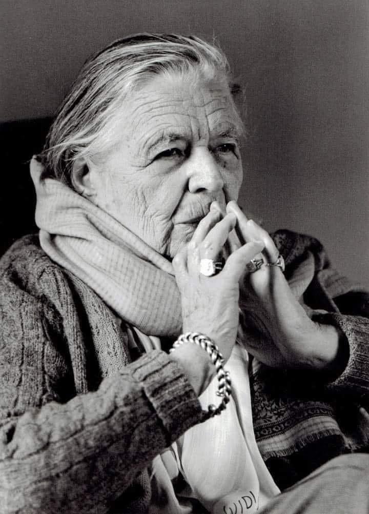 Paroles_auteurs's tweet photo. Magnifique Texte de Marguerite Yourcenar (Les Yeux Ouverts, 1980) 🤩

"Je condamne l’ignorance qui règne en ce moment dans les démocraties aussi bien que dans les régimes totalitaires. Cette ignorance est si forte, souvent si totale, qu’on la dirait voulue par le système, sinon par le régime. J’ai souvent réfléchi à ce que pourrait être l’éducation de l’enfant.

Je pense qu’il faudrait des études de base, très simples, où l’enfant apprendrait qu’il existe au sein de l’univers, sur une planète dont il devra plus tard ménager les ressources, qu’il dépend de l’air, de l’eau, de tous les êtres vivants, et que la moindre erreur ou la moindre violence risque de tout détruire.

Il apprendrait que les hommes se sont entretués dans des guerres qui n’ont jamais fait que produire d’autres guerres, et que chaque pays arrange son histoire, mensongèrement, de façon à flatter son orgueil.

On lui apprendrait assez du passé pour qu’il se sente relié aux hommes qui l’ont précédé, pour qu’il les admire là où ils méritent de l’être, sans s’en faire des idoles, non plus que du présent ou d’un hypothétique avenir.

On essaierait de le familiariser à la fois avec les livres et les choses ; il saurait le nom des plantes, il connaîtrait les animaux sans se livrer aux hideuses vivisections imposées aux enfants et aux très jeunes adolescents sous prétexte de biologie.
 ; il apprendrait à donner les premiers soins aux blessés ; son éducation sexuelle comprendrait la présence à un accouchement, son éducation mentale la vue des grands malades et des morts.

On lui donnerait aussi les simples notions de morale sans laquelle la vie en société est impossible, instruction que les écoles élémentaires et moyennes n’osent plus donner dans ce pays.

En matière de religion, on ne lui imposerait aucune pratique ou aucun dogme, mais on lui dirait quelque chose de toutes les grandes religions du monde, et surtout de celle du pays où il se trouve, pour éveiller en lui le respect et détruire d’avance certains odieux préjugés.

On lui apprendrait à aimer le travail quand le travail est utile, et à ne pas se laisser prendre à l’imposture publicitaire, en commençant par celle qui lui vante des friandises plus ou moins frelatées, en lui préparant des caries et des diabètes futurs.

Il y a certainement un moyen de parler aux enfants de choses véritablement importantes plus tôt qu’on ne le fait."