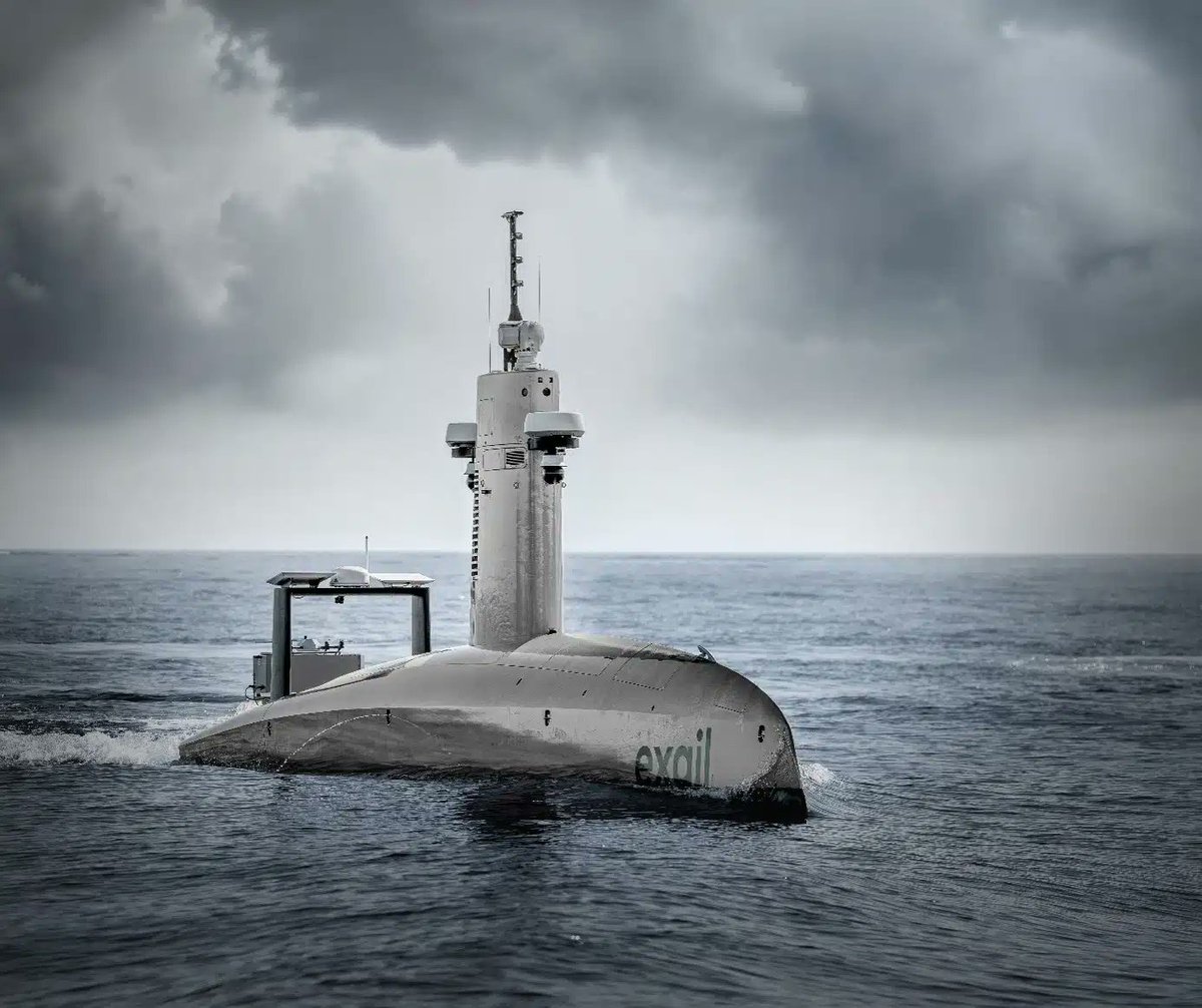 OpexNews's tweet photo. 🇫🇷 Les marines ont toujours plus de mer à surveiller et toujours moins de bâtiments pour le faire.
C’est précisément ce segment du marché qu’Exail adresse avec sa nouvelle solution #Neptis. Le système réunit des drones de surface Oryx, des capteurs choisis selon la mission et un logiciel qui rassemble toutes les informations sur un seul écran. Selon l’industriel, 5 à 10 drones suffisent pour couvrir une zone sensible.
Tout repose sur la famille Oryx, trois modèles de 8 à 16 mètres. Le plus grand, l’O-16, tient jusqu’à 30 jours en mer. Pour voir plus loin qu’un radar posé près de l’eau, il lance un petit drone aérien relié par un câble, qui monte à une cinquantaine de mètres et doit repérer une embarcation à 25 km.
@exail_ a déjà démontré la supervision des drones et l’affichage de la situation en mer. Il ajoutera l’analyse avancée des données selon les besoins des clients. Le groupe ne prévoit pas d’armement pour l’instant, mais l’évolution reste envisageable.
Par ailleurs, la surveillance des fonds marins constitue un enjeu stratégique majeur face à la recrudescence des menaces hybrides visant les infrastructures critiques (câbles, gazoducs, sites offshore). Exail tire profit de son expertise en lutte contre les mines pour proposer une plateforme discrète, optimisée pour les missions d'écoute sous-marine.
https://t.co/QsVpvSiIhY