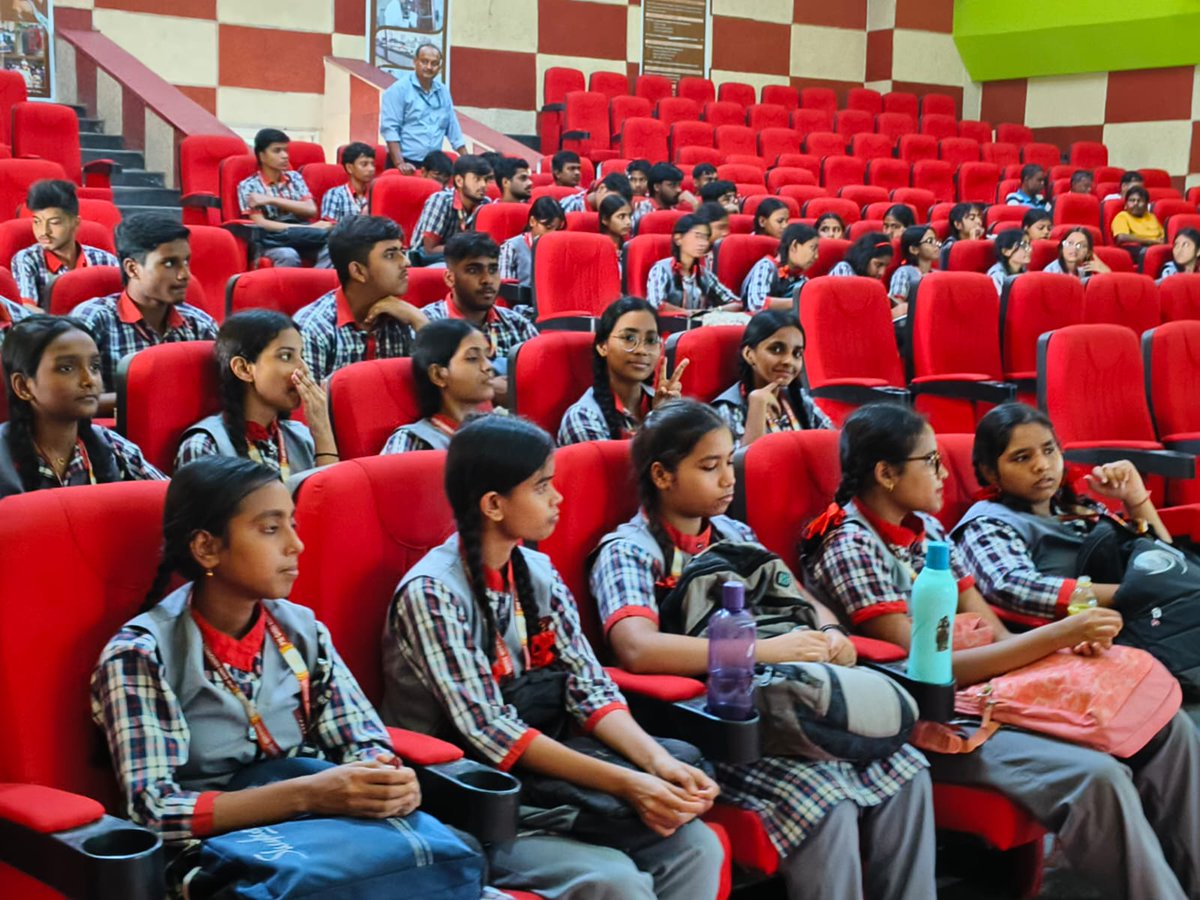 PMSHRI_KV_BMG's tweet photo. पीएम श्री केवि बामनगाछी के 54 विद्यार्थियों ने FDDI कोलकाता का शैक्षिक भ्रमण किया। विद्यार्थियों ने फुटवियर एवं फैशन डिजाइनिंग, कौशल विकास और करियर के नए अवसरों के बारे में बहुत कुछ सीखा। #FDDI #PM SHRI #EducationalVisit https://t.co/xTH1G7J172