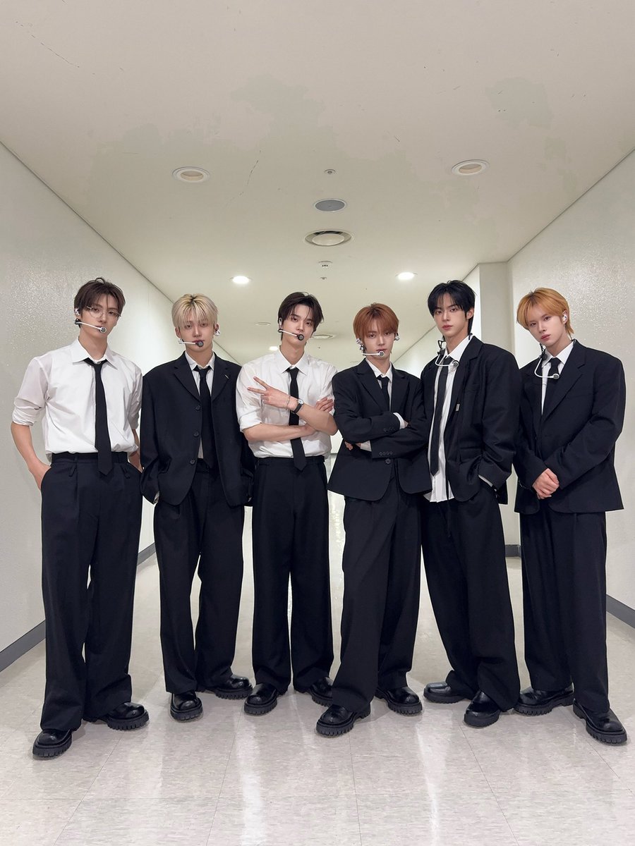 aehammini's tweet photo. 이거 존나 투어스 ㅜㅜㅋㅋㅋㅋ

얼굴은 애긴데
전원 비율 개씹사기 슬렌더 어넓골좁 그룹 https://t.co/Mvu8Y5IETQ