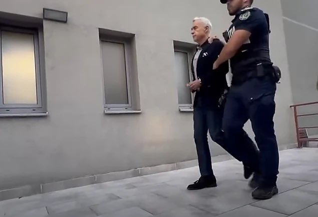 Galadriell__'s tweet photo. 🇷🇴 Călin Georgescu a été conduit vendredi au DIICOT (Direction d’Investigation des Infractions de Criminalité Organisée et de Terrorisme) pour le quatrième jour de perquisitions informatiques.

Ses droits de citoyen ont été piétinés de façon bien plus brutale et humiliante que ceux d’un terroriste. La Roumanie, l’Europe vivent des heures vraiment sombres.