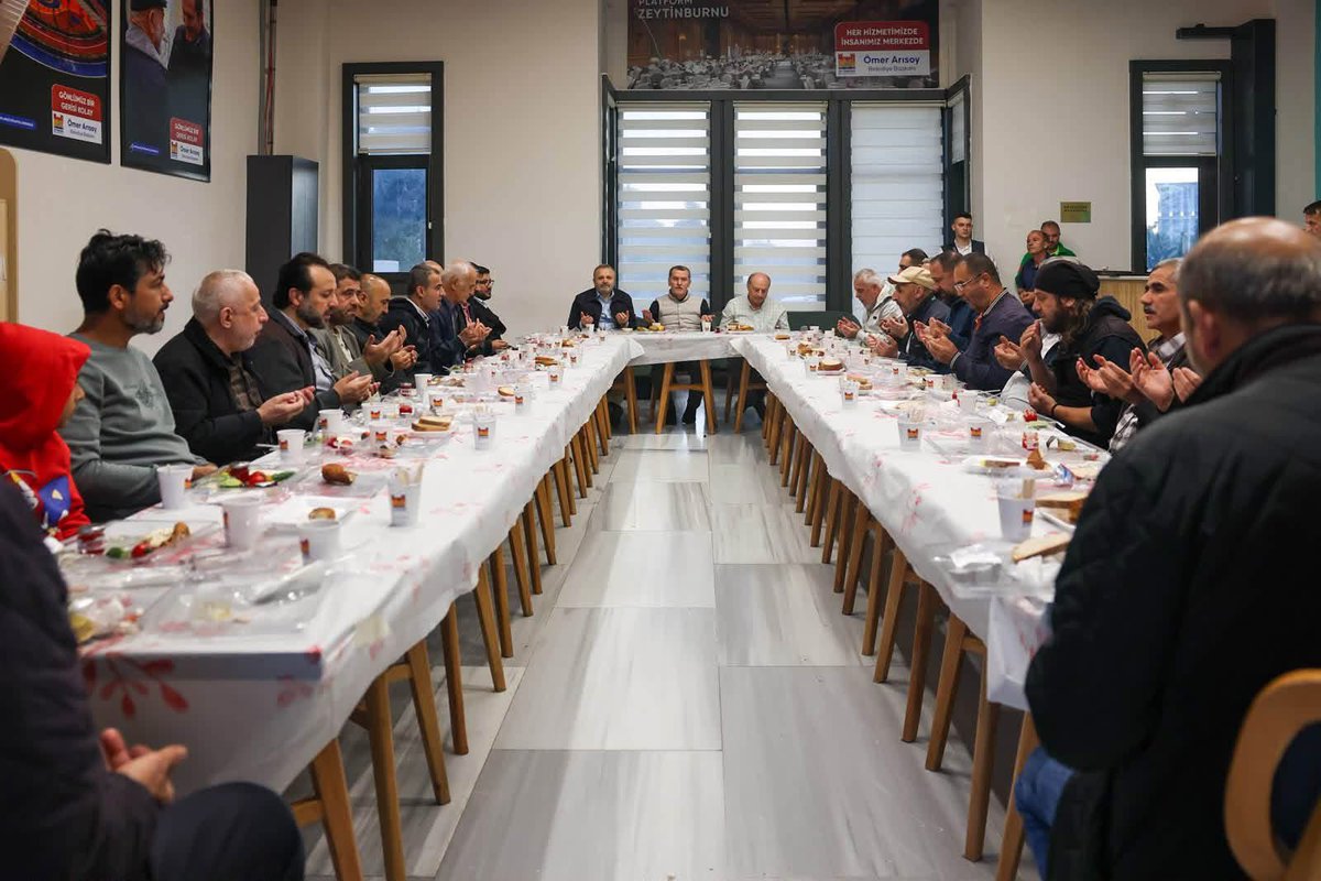 akzeytinburnu's tweet photo. 📍 Zeytinburnu Millet Cami

Sabah namazının bereketini, feyzini cemaatimizle birlikte yaşadık 
Birlikte dua ettik, birlikte sofraya oturduk.
@MustafaY_K 
@omerrarisoy https://t.co/dhSLjLHf30