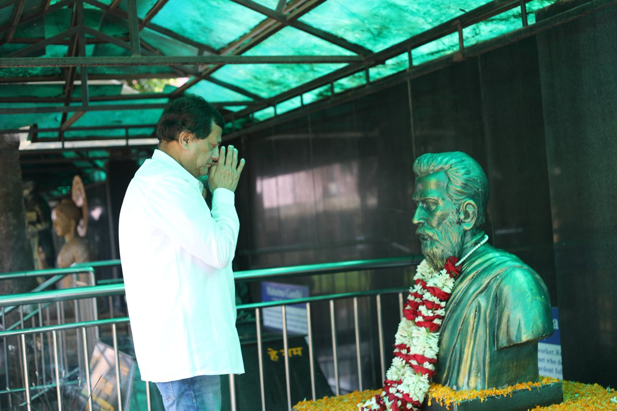 achyuta_samanta's tweet photo. ଉତ୍କଳମଣି ପଣ୍ଡିତ ଗୋପବନ୍ଧୁ ଦାସଙ୍କ ଜୟନ୍ତୀ ଅବସରରେ ତାଙ୍କୁ ମୁଁ ବିନମ୍ର ଶ୍ରଦ୍ଧାଞ୍ଜଳି ଜଣାଉଛି। ତାଙ୍କ ସମଗ୍ର ଜୀବନ ଶିକ୍ଷାର ପ୍ରସାର, ଓଡ଼ିଶାବାସୀଙ୍କ ସେବା ଏବଂ ଅସହାୟ ଓ ଅଭାବୀ ଲୋକଙ୍କ କଲ୍ୟାଣ ପାଇଁ ସମର୍ପିତ ଥିଲା।
ପ୍ରତ୍ୟେକ ଶିଶୁ ନିକଟରେ ଶିକ୍ଷା ପହଞ୍ଚିବା ଉଚିତ ବୋଲି ତାଙ୍କର ଦୃଢ଼ ବିଶ୍ୱାସ ସର୍ବଦା ମୋ ହୃଦୟର ନିକଟବର୍ତ୍ତୀ ହୋଇ ରହିଛି। କିସ୍‌ (KISS) ମାଧ୍ୟମରେ ଆମେ ପ୍ରତିଦିନ ତାଙ୍କର ଏହି ସେବା ଓ ସମର୍ପଣର ଆଦର୍ଶକୁ ଆଗେଇ ନେବାକୁ ପ୍ରୟାସ କରୁଛୁ।