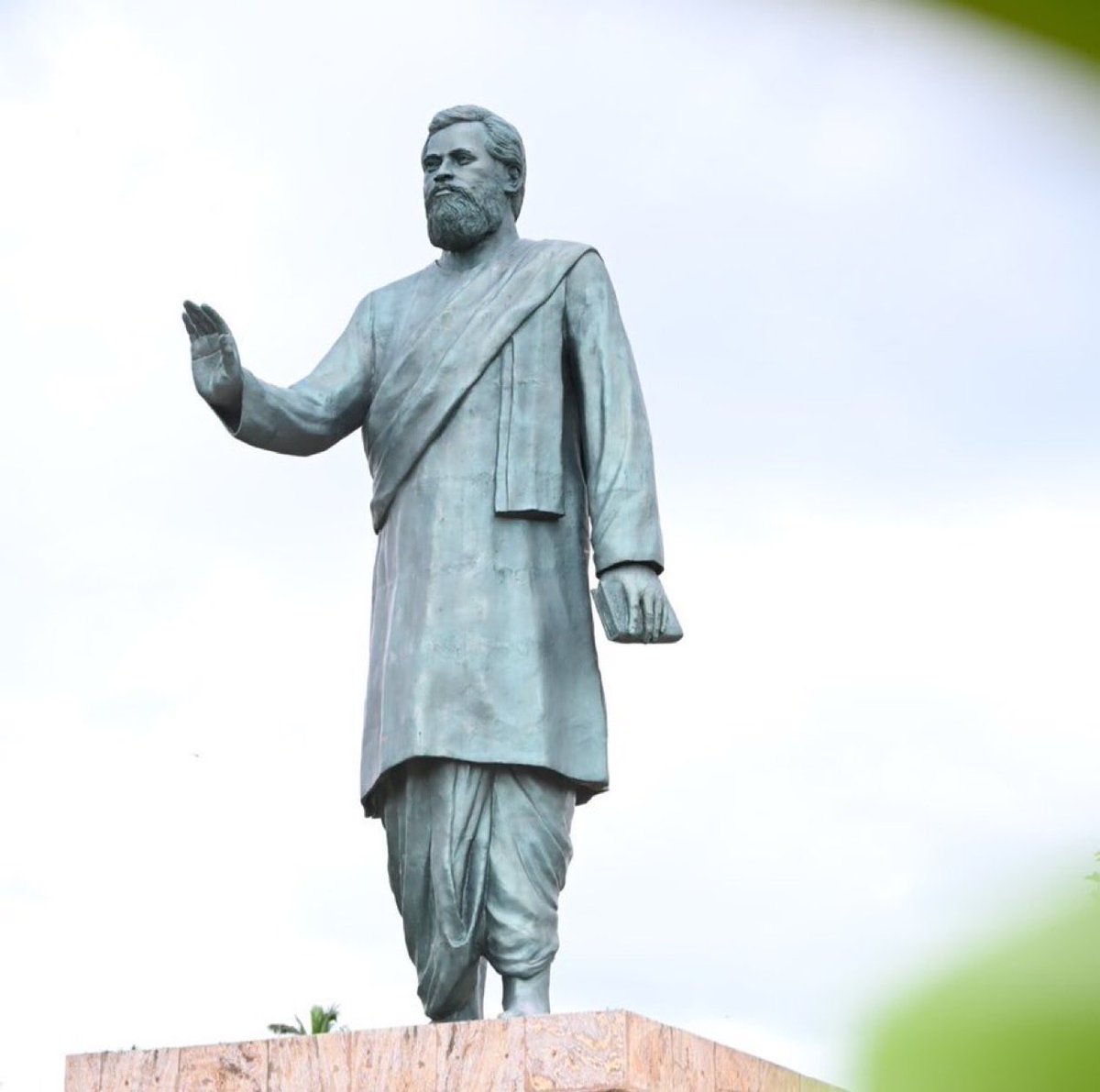 Amar4Odisha's tweet photo. ତ୍ୟାଗ, ଦେଶପ୍ରେମ ଓ ନିଃସ୍ୱାର୍ଥ ଜନସେବାର ମହାନ ପ୍ରତୀକ, ଉତ୍କଳମଣି ପଣ୍ଡିତ ଗୋପବନ୍ଧୁ ଦାସଙ୍କ ଜନ୍ମଜୟନ୍ତୀରେ ତାଙ୍କ ପବିତ୍ର ସ୍ମୃତି ପ୍ରତି ମୋର କୋଟି କୋଟି ପ୍ରଣାମ ଓ ଭକ୍ତିପୂତ ଶ୍ରଦ୍ଧାଞ୍ଜଳି। 🙏

ସ୍ୱତନ୍ତ୍ର ଓଡ଼ିଶା ପ୍ରଦେଶ ଗଠନ, ଓଡ଼ିଆ ଭାଷା ଓ ସାହିତ୍ୟର ଉନ୍ନତି, ସମାଜ ସଂସ୍କାର ଏବଂ ଅସହାୟ ଓ ଅବହେଳିତ ଲୋକଙ୍କ ସେବା ପାଇଁ ତାଙ୍କର ଅବିସ୍ମରଣୀୟ ଅବଦାନ ସର୍ବଦା ସ୍ମରଣୀୟ ହୋଇ ରହିବ। ମାନବସେବାକୁ ଜୀବନର ପରମ ଧର୍ମ ଭାବେ ଗ୍ରହଣ କରିଥିବା ଏହି ମହାନ ଜନନାୟକଙ୍କ ଆଦର୍ଶ ଆଜି ମଧ୍ୟ ଆମକୁ ସମାଜର କଲ୍ୟାଣ ଓ ମାନବତାର ସେବା ପାଇଁ ନିରନ୍ତର ପ୍ରେରଣା ଯୋଗାଉଛି।