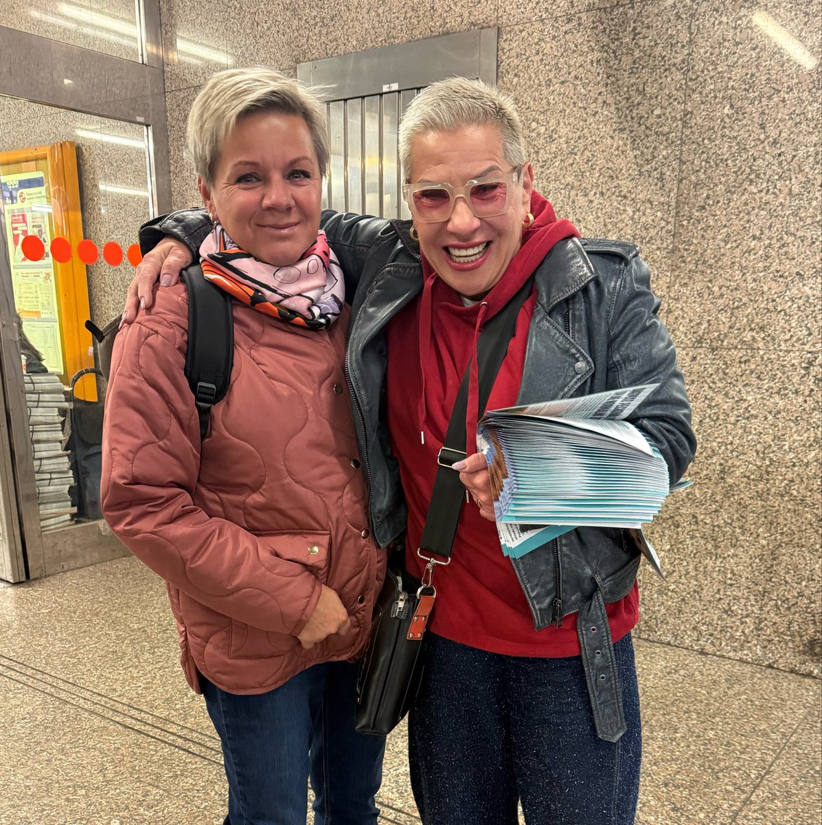 dagmar_peckova's tweet photo. Páteční ráno na Vysočanské - poslední den kampaně. Už dnes a zítra budete moci rozhodnout, kdo vás bude zastupovat v Senátu! Volte novou energii do Senátu! Děkuji ❤️ https://t.co/ByTUy5ecc3