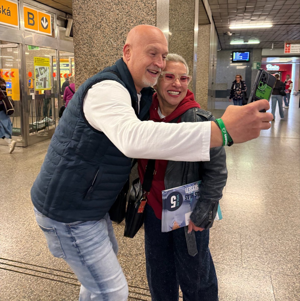 dagmar_peckova's tweet photo. Páteční ráno na Vysočanské - poslední den kampaně. Už dnes a zítra budete moci rozhodnout, kdo vás bude zastupovat v Senátu! Volte novou energii do Senátu! Děkuji ❤️ https://t.co/ByTUy5ecc3