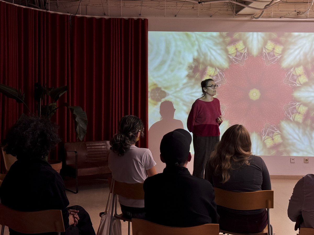 medol_TGN's tweet photo. Strawberry Fields, de Julia Montilla, arriba a #MèdolTGN!

El projecte guanyador de l'11è Premi de Videocreació ens transporta fins als camps de maduixes de Huelva, on milers de dones temporeres treballen en una indústria marcada per la precarietat i les desigualtats. https://t.co/jBiHMgyKFt
