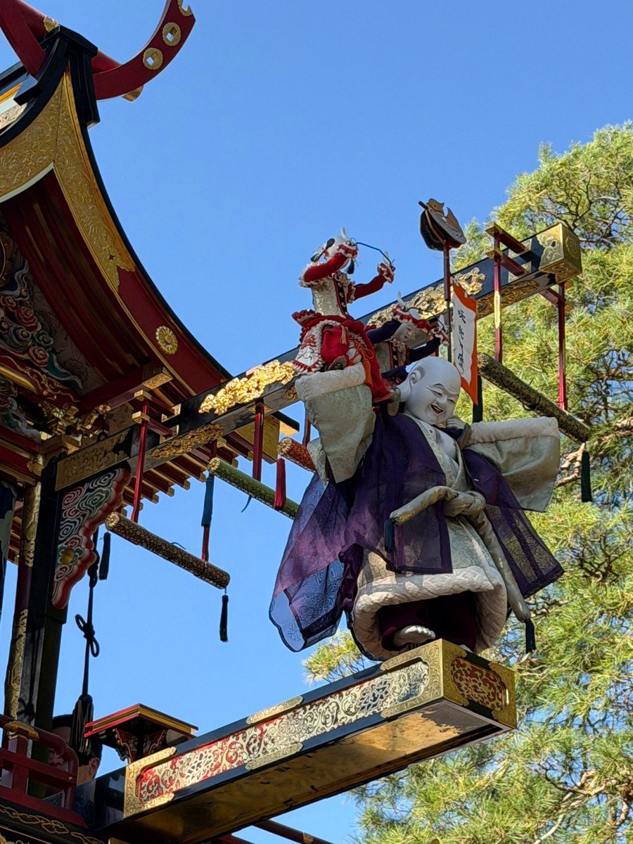 takayama_kouhou's tweet photo. 🍁 秋の高山祭、華やかに開催中！

御神幸や屋台の曳き廻し、からくり奉納が行われました。
裃や飛騨染めの祭衣装をまとい、闘鶏楽や雅楽とともに町を巡る御神幸や、秋の高山祭ならではの屋台の曳き廻しは華やかな雰囲気で多くの見物客を楽しませていました✨ https://t.co/mTmEdgSEKM