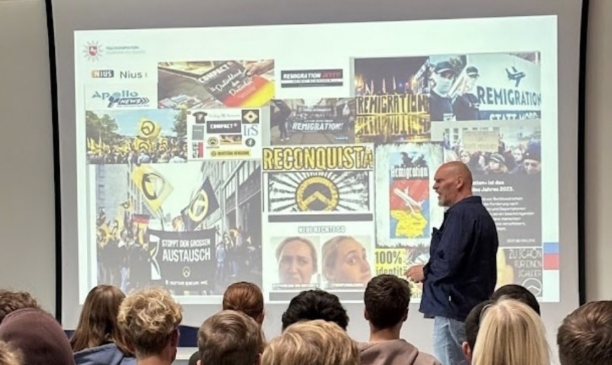 niusde_'s tweet photo. Ein Polizeioberkommissar hält an einer niedersächsischen Schule einen Vortrag mit dem Titel „Extremismus kommt auch durch den Feed“. Auf einer seiner Folien: die Logos von NIUS und Apollo News. https://t.co/jyk3JwTRWj https://t.co/0MdCALgsUj