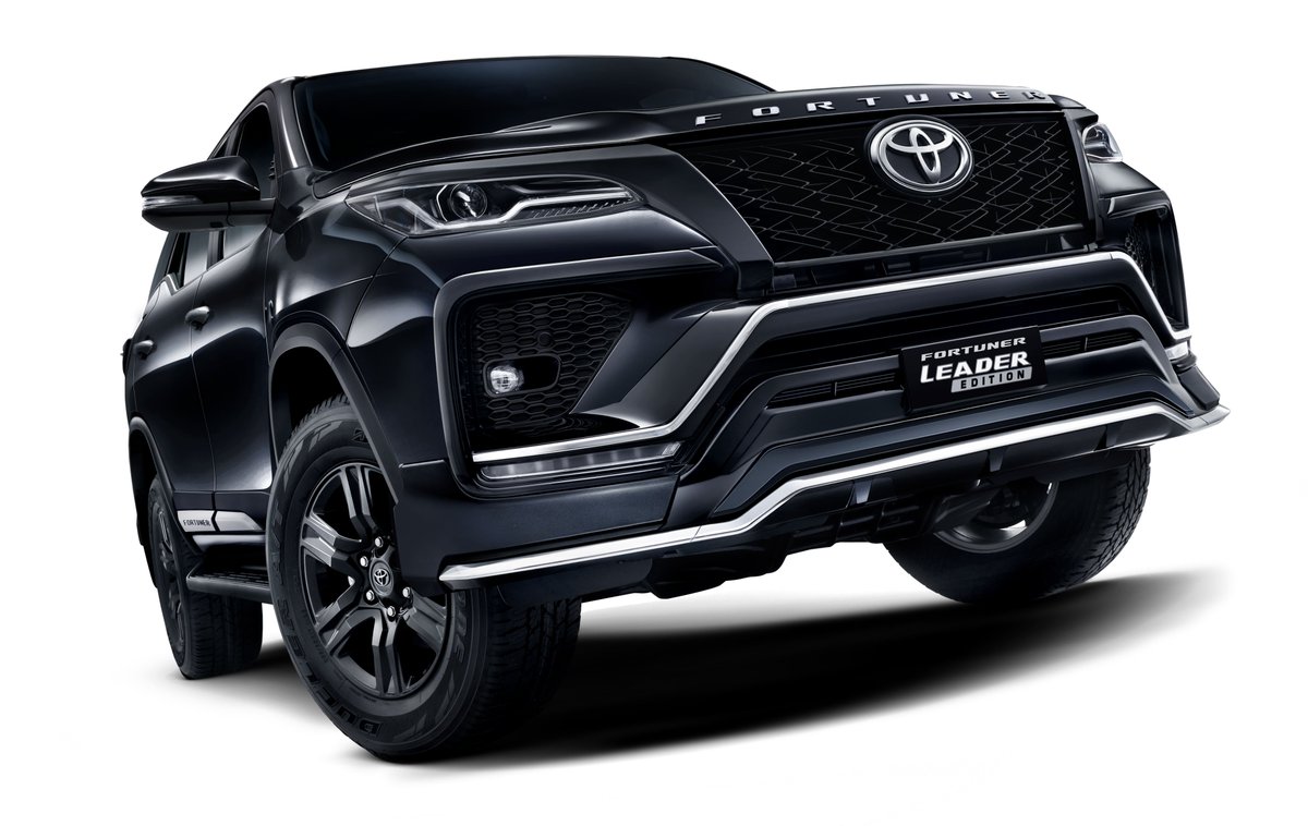 MotorOctane's tweet photo. 2026 Toyota Fortuner Leader Edition Launched!

-> Exterior Highlights: Signature front grille, black rear door garnish, gloss-black alloy wheels with matching hubcaps, black roof treatment, and a black-finish antenna

-> Interior Highlights: Dual-tone black & maroon seat upholstery, matching black-maroon door trims, ambient lighting, and illuminated scuff plates

-> Additional convenience features: Auto-folding ORVMs and TPMS

-> Price: Rs. 36.5 lakh (4x2 MT) | Rs. 38.7 lakh (4x2 AT)

-> 3 Colour Options: Super White | Platinum White Pearl | Attitude Black