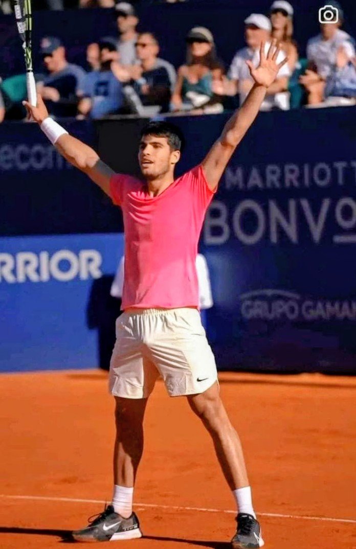 DramaQueenntv's tweet photo. Professional tennis star Carlos Alcaraz celebrates passionately on the red clay court. https://t.co/zhog6Eh5R4