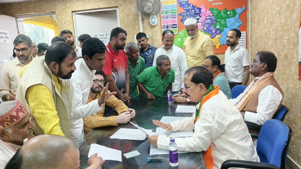 VijayKrSinhaBih's tweet photo. 📍 भाजपा प्रदेश कार्यालय, पटना

आज भाजपा प्रदेश कार्यालय में आयोजित ‘सहयोग कार्यक्रम’ के दौरान बिहार के विभिन्न जिलों से आए देवतुल्य जनता-जनार्दन से संवाद कर उनकी समस्याओं एवं जनहित से जुड़े विषयों को गंभीरतापूर्वक सुना।

इस अवसर पर संबंधित अधिकारियों को जनसमस्याओं के त्वरित एवं प्रभावी समाधान हेतु आवश्यक दिशा-निर्देश दिए।

जनता की सेवा, उनकी समस्याओं का समाधान और सुशासन के प्रति प्रतिबद्धता ही हमारा संकल्प है।
@BJP4Bihar 

#BJPBihar #SahyogKaryakram #VijayKumarSinha