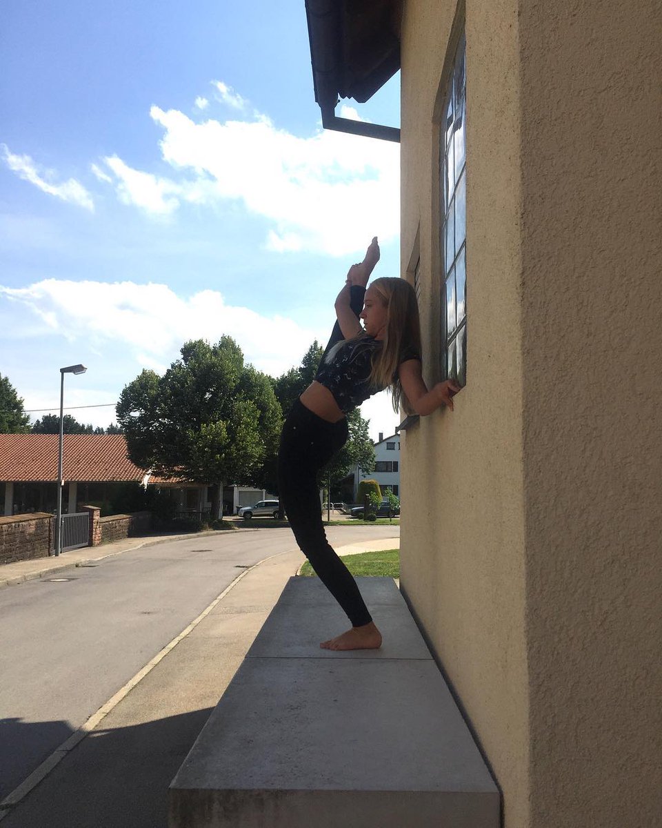 flexiblondie's tweet photo. Stretching vor der Haustür ✨

Heute mal Sonne, Beton und Bein ganz oben 💕

Wenn du die Straße langläufst und das siehst was denkst du dir?😇 https://t.co/oHpOb4sa4X