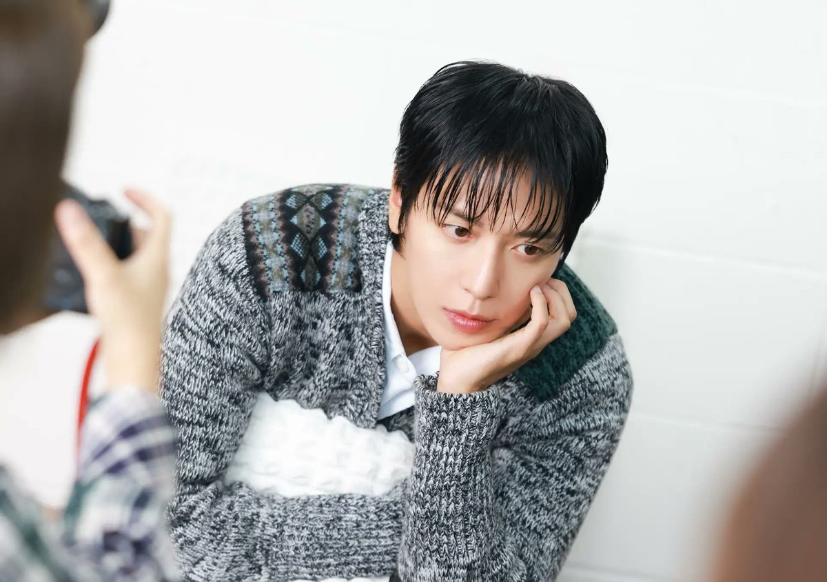 Kkorepo's tweet photo. 【「CNBLUE」ジョン・ヨンファ、表紙＆巻頭に登場！📖✨】

『韓流ぴあ』20周年特別ムックが10月29日発売！

約5年ぶりの取材が実現したジョン・ヨンファの韓国現地インタビューを掲載🎤

さらに、PENGSOO（ペンス）との初コラボも！限定デザインのA5クリアファイルが綴じ込み付録に登場します💕

#CNBLUE #ジョンヨンファ #韓流ぴあ #PENGSOO #ペンス
🔗https://t.co/bHo95B6NSd