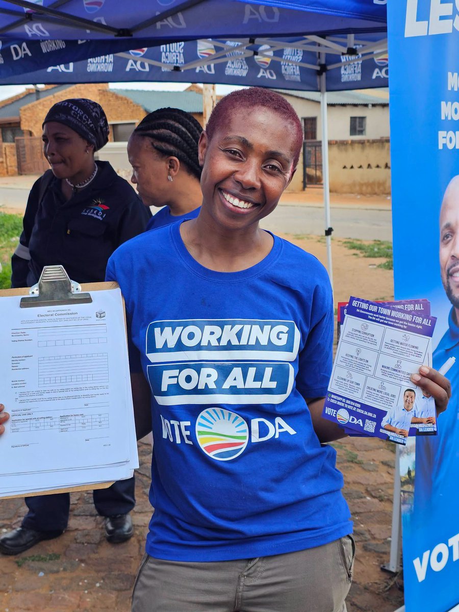 MoketeForLesedi's tweet photo. ๐ Ratanda is turning blue! The DA was out on Heidelberg Road and Protea Road, connecting with residents and building momentum for a Lesedi that works for all.
Ke Nako Ya Lesedi! ๐
#LetsGetLesediWorking #KeNakoYaLesedi #VoteDA https://t.co/BLVTRyNxFV