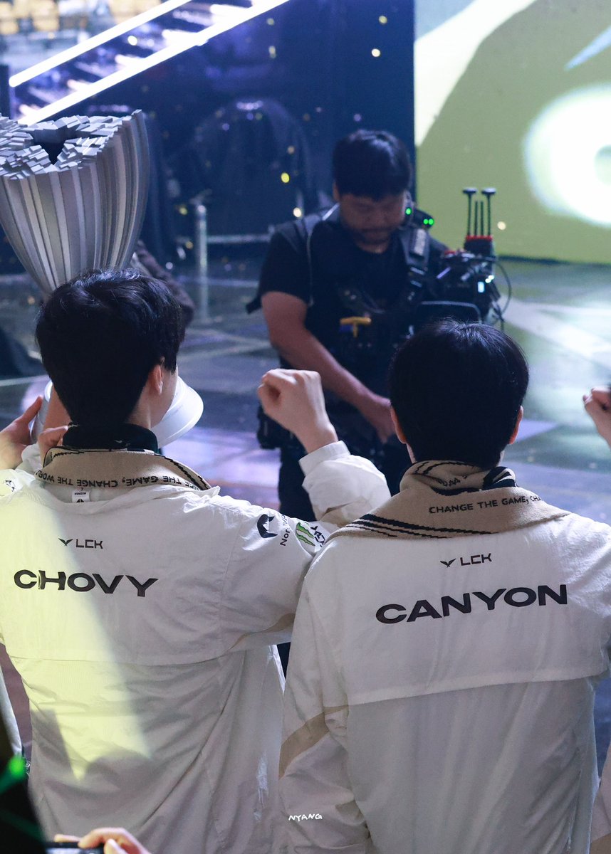 nyang_nyangngng's tweet photo. 젠보싶

260913 lck 결승
#chovy #쵸비 #canyon #캐니언 #ruler #룰러 https://t.co/FQSr6AxXCw