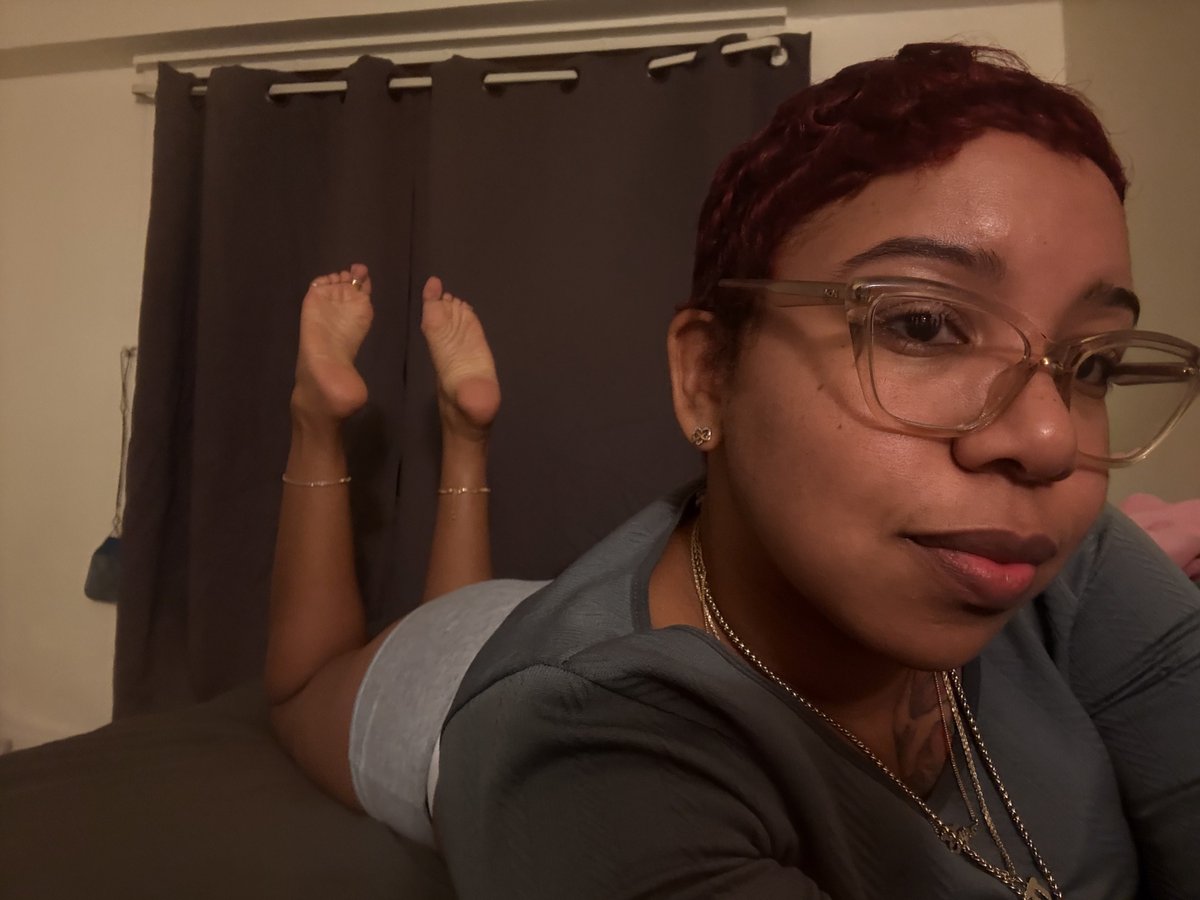 kissmyfnarches's tweet photo. Taking cute pictures to send to you later while you’re working..🩷 https://t.co/UR7KTXCRDK