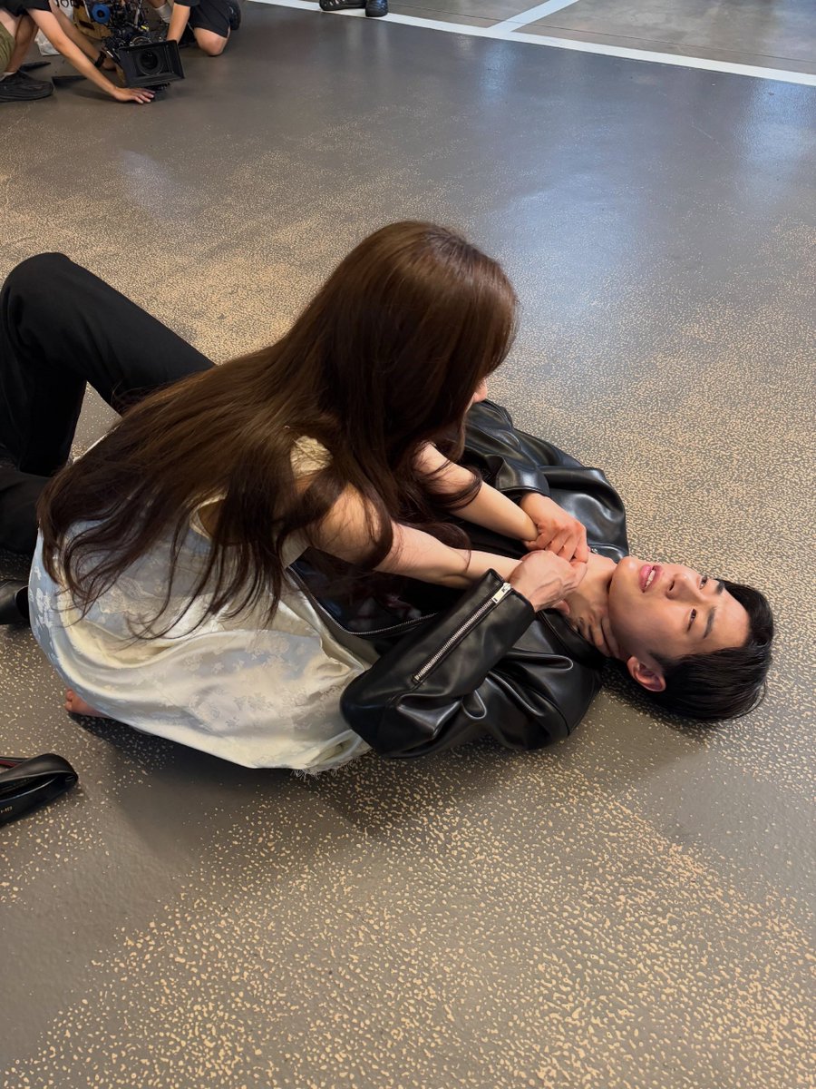 SeohamParrk's tweet photo. when she tries to choke me but end up laying down tgt. how cute. . 🤣 https://t.co/lFmKTNMiia